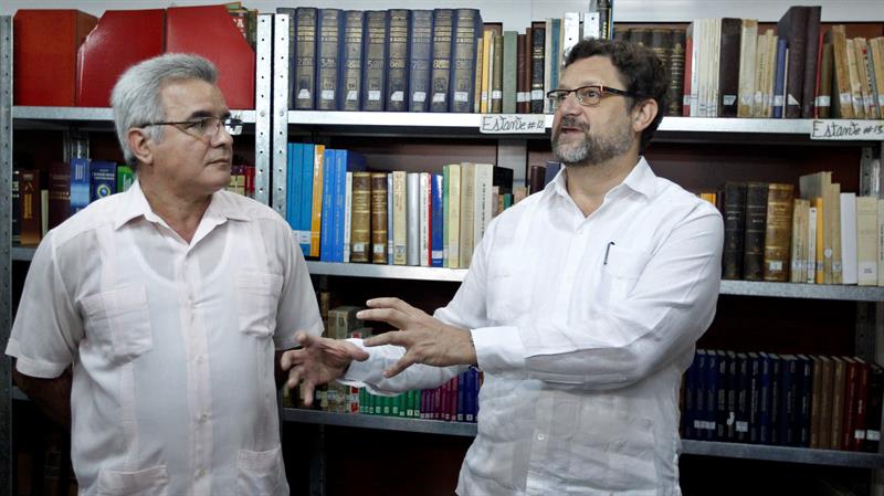 El embajador de España en Cuba, Juan José Buitrago (d), conversa con el director del Instituto de Historia de Cuba, Rene González Barrios (i), en un acto de donación del Instituto de Historia y Cultura Militar del Ejército de España, de 204 libros editados entre 1858 y 2011, dentro de un programa de colaboración que incluye también investigaciones conjuntas sobre la historia compartida entre ambos países. Foto: Ernesto Mastrascusa / EFE.