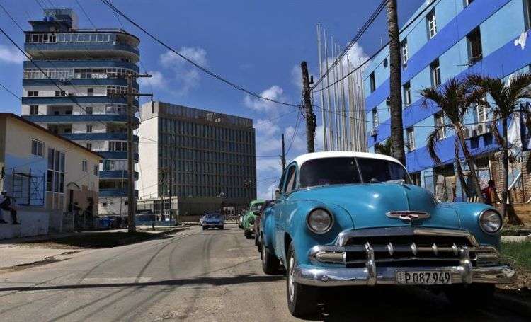 Al fondo, embajada de EEUU en La Habana. Foto: Alejandro Ernesto / EFE.