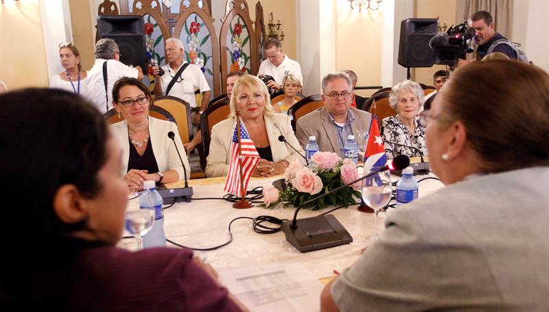 La presidenta del Consejo de Tampa, Ivonne Yolie Capin (c), participa en una reunión de los Consejos de las ciudades estadounidenses de Tampa y San Petersburgo con representantes del Ministerio de Ciencia, Tecnología y Medio Ambiente (Citma) y el Ministerio de Transporte y Biotecnología de Cuba hoy, lunes 16 de octubre de 2017, en La Habana (Cuba). EFE/Ernesto Mastrascusa