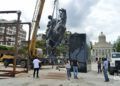 Una réplica de la escultura ecuestre de Martí que se levanta en Nueva York fue colocada en el Centro Histórico de La Habana. Foto: Otmaro Rodríguez Díaz.