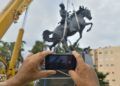 Una réplica de la escultura ecuestre de Martí que se levanta en Nueva York fue colocada en el Centro Histórico de La Habana. Foto: Otmaro Rodríguez Díaz.