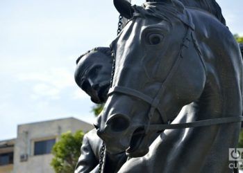 Una réplica de la escultura ecuestre de Martí que se levanta en Nueva York fue colocada en el Centro Histórico de La Habana. Foto: Otmaro Rodríguez Díaz.