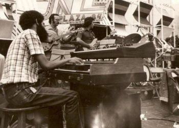 Pucho López (i) con el grupo Raíces Nuevas en el Festival Jazz Plaza de 1984. Foto: Archivo de Alexis Castañeda Pérez de Alejo.