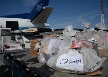 Llegada al aeropuerto José Martí del vuelo inaugural del Plan Piloto, para el restablecimiento del servicio postal directo entre Estados Unidos y Cuba, en La Habana, el 16 de marzo de 2016. Foto: Abel Padrón / ACN.