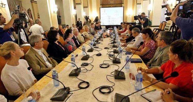 Miembros de los Consejos de las ciudades estadounidenses de Tampa y San Petersburgo se reúnen con representantes del Ministerio de Ciencia, Tecnología y Medio Ambiente (Citma) y el Ministerio de Transporte y Biotecnología de Cuba hoy, lunes 16 de octubre, en La Habana. Foto: Ernesto Mastrascusa / EFE.