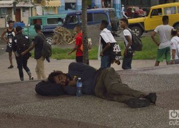 Deambulantes en las calles cubanas. Parque el Curita. Foto: Otmaro Rodríguez Díaz.