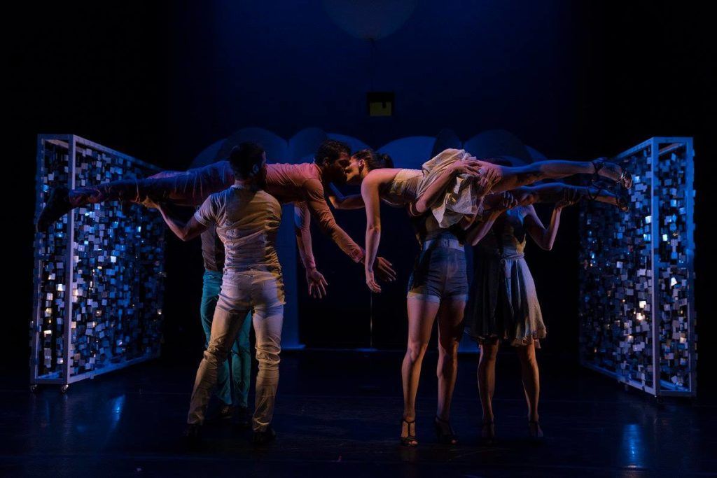 "Los bailarines se mezclan con besos, a los que están atados y de los que no pueden librarse". Foto: Danay Nápoles.