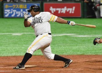 Alfredo Despaigne con la camiseta de los Halcones de SoftBank . Foto: Yuhki Ohboshi.