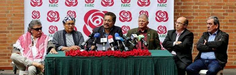 Los miembros del partido Fuerza Alternativa Revolucionaria del Común (FARC) Iván Márquez (c-i), Victoria Sandino (2-i), Jesús Santrich (i), Ricardo Tellez (c-d), Jairo Estrada (2-d) y Mauricio Jaramillo (d), en una rueda de prensa luego de inscribir su partido ante el Consejo Nacional Electoral de Colombia. Foto: Leonardo Muñoz / EFE.