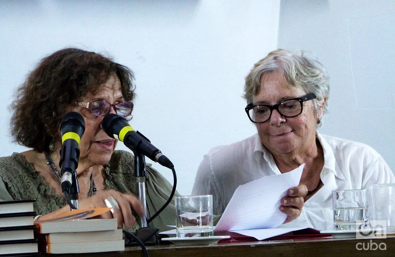 Sonia Rivera Valdés y Nereida García en el homenaje a Ana Mendieta en Casa de las Américas. Foto: Ángel Marqués Dolz.