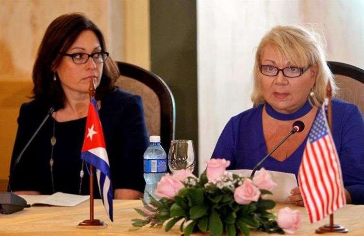 La presidenta del Consejo de la ciudad de Tampa, Ivonne Yolie Capin (d), y su homóloga de la ciudad de San Petersburgo, Darden Rice (i), durante su visita a La Habana. Foto: Ernesto Mastrascusa / EFE.