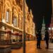 Oficiales de policía rusos custodian la calle después de bloquear el perímetro del Teatro Bolshói en Moscú por una alerta de seguridad. Foto: Maxim Shemetov/Reuters