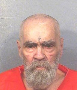 Esta foto del 14 de agosto del 2017 proporcionada por el Departamento de Correccionales y Rehabilitación de California muestra a Charles Manson. Manson está vivo, aclaró una portavoz del Departamento Penitenciario de California el jueves 16 de noviembre del 2017, tras trascendidos de que el multiasesino de 83 años había sido hospitalizado. (Departamento de Correccionales y Rehabilitación de California vía AP)