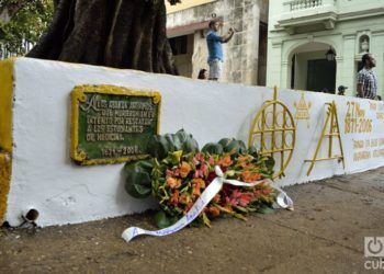 Homenaje de la Asociación Secreta Abakúa de Cuba a los cinco abakúas muertos mientras intentaban detener el fusilamiento de los ocho estudiantes de medicina. Foto: Otmaro Rodríguez.