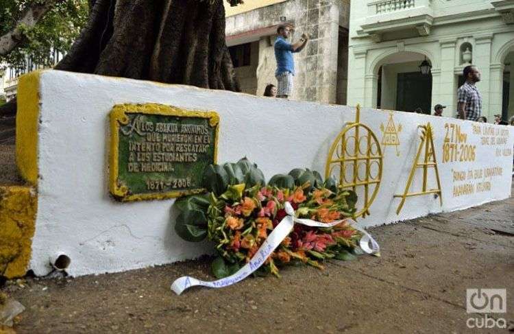 Homenaje de la Asociación Secreta Abakúa de Cuba a los cinco abakúas muertos mientras intentaban detener el fusilamiento de los ocho estudiantes de medicina. Foto: Otmaro Rodríguez.