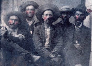 Foto que según expertos muestra a Billy the Kid (segundo desde la izquierda) y Pat Garrett, el sheriff que lo mató (a la extrema derecha), que valdría una millonada. Su dueño, un aficionado a la historia, la compró por 10 dólares en un mercado de pulgas y dice que no piensa venderla, al menos por ahora. Foto: Cortesía de Frank Abrams vía AP.