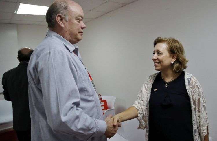 La secretaria de Estado de Comercio de España, María Luisa Poncela saluda al ministro cubano de Comercio Exterior, Rodrigo Malmierca durante la inauguración del pabellón español en la 35 edición de la Feria Internacional de La Habana (FIHAV 2017). Foto: Alejandro Ernesto / Efe.