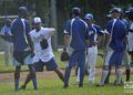 Jeremy Guthrie da clases en la clínica de béisbol. Foto: Otmaro Rodríguez.