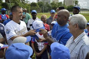 Jeremy Guthrie entrega su gorra autografiada a Rolando Verde. Foto: Otmaro Rodríguez.