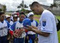 Jeremy Guthrie firma autógrafos a los niños. Foto: Otmaro Rodríguez.