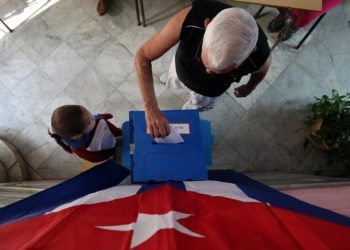 Elecciones municipales en un colegio electoral de La Habana. Foto: Alejandro Ernesto / EFE.
