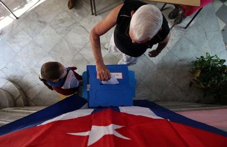 Elecciones municipales en un colegio electoral de La Habana. Foto: Alejandro Ernesto / EFE.