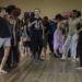 Fleur Darkin durante el montaje de Equilux con los bailarines de Danza Contemporánea de Cuba, en La Habana. Foto: Adolfo Izquierdo.