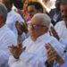 Imagen del 9 de febrero de 2017, donde el intelectual y político cubano Armando Hart Dávalos, centro, acude a la inauguración de la 26ta Feria Internacional del Libro en La Habana. Foto: Desmond Boylan / AP.