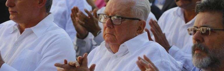 Imagen del 9 de febrero de 2017, donde el intelectual y político cubano Armando Hart Dávalos, centro, acude a la inauguración de la 26ta Feria Internacional del Libro en La Habana. Foto: Desmond Boylan / AP.