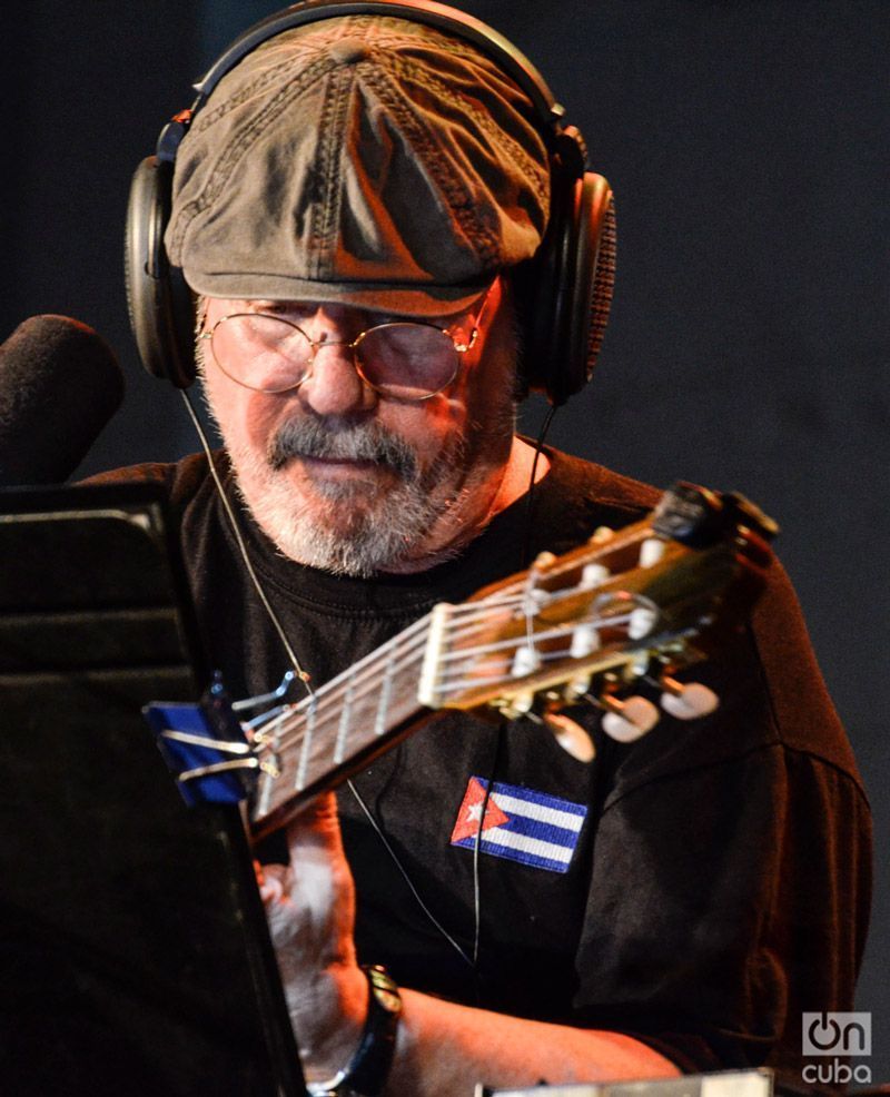 Silvio Rodríguez durante uno de sus conciertos por los barrios, en Santa Clara. Foto: Kaloian.