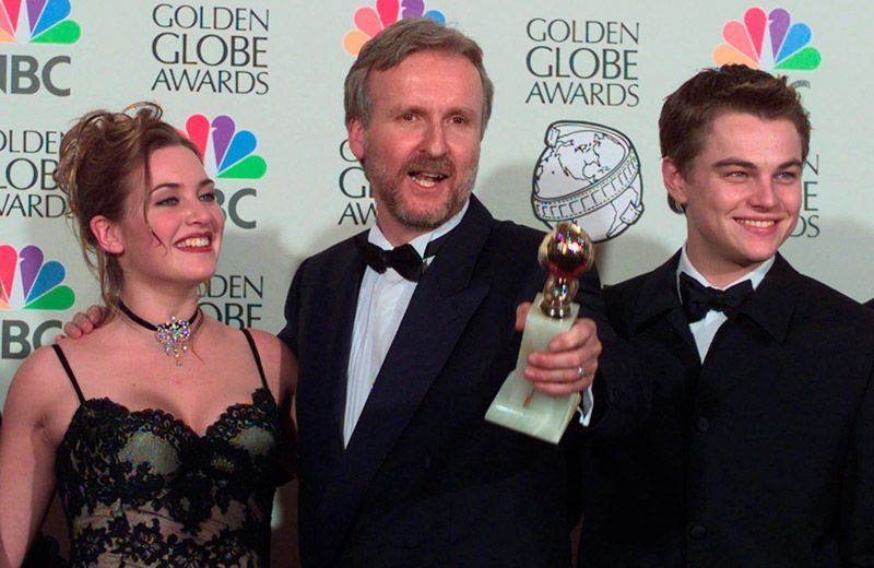 ARCHIVO – El director James Cameron, centro, posa con Kate Winslet y Leonardo DiCaprio tras ganar los premios a mejor película de drama y mejor director por la cinta "Titanic" en la 55ª entrega de los Globos de Oro Beverly Hills, California, en una fotografía de archivo del 18 de enero de 1998. Veinte años después de que Leonardo DiCaprio y Kate Winslet se enamoraran a bordo de un barco condenado a hundirse, "Titanic" regresará a los cines por una semana en diciembre de 2017 con una versión remasterizada. (Foto AP/Mark J. Terrill, archivo)