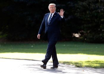 Presidente Donald Trump saluda al atravesar el jardín en su regreso a la Casa Blanca de una gira por cinco países asiáticos, ayer. Foto: Manuel Balce Ceneta / AP.