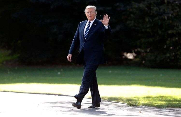 Presidente Donald Trump saluda al atravesar el jardín en su regreso a la Casa Blanca de una gira por cinco países asiáticos, ayer. Foto: Manuel Balce Ceneta / AP.