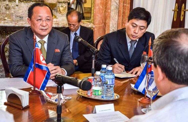 El canciller de Corea del Norte, Ri Yong-ho (izquierda), en su encuentro con su homólogo cubano, Bruno Rodríguez Parrilla (espalda), en la sede de la Cancillería de la Isla. Foto: Yasiel Peña / EFE.