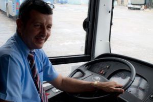 Daniel Ríos Santos, chofer de la primera guagua eléctrica que circulará en Cuba. Foto: Hitchman Powell Escalona.