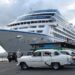 El crucero Insignia, de Oceania Cruise Line, en la bahía de Santiago de Cuba. Foto: Claudia García.