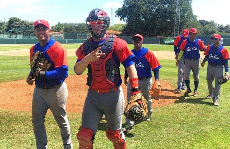 Esta imagen victoriosa tras el éxito de Cuba frente a Brasil no se corresponde con la actuación de los cubanos en el Panamericano sub-23. Foto: @FedebeisOficial / Twitter.