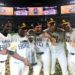 Los cubanos Liván Moinelo (1-i) y Alfredo Despaigne (2-i) celebran junto a otros integrantes de los Halcones de SoftBank el título de la Liga de Japón. Foto: ads305.com.