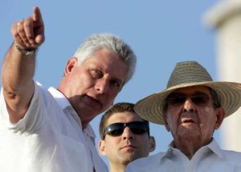 Miguel Diaz-Canel y Raúl Castro durante el acto por el 1o de mayo de 2016. Foto: Reuters.