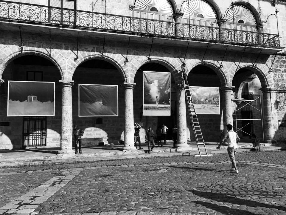 Gabriel Guerra montando su exposición "...Es la esperanza", que estrena la Plaza de la Catedral como galería al aire libre. Foto: Iván Soca.