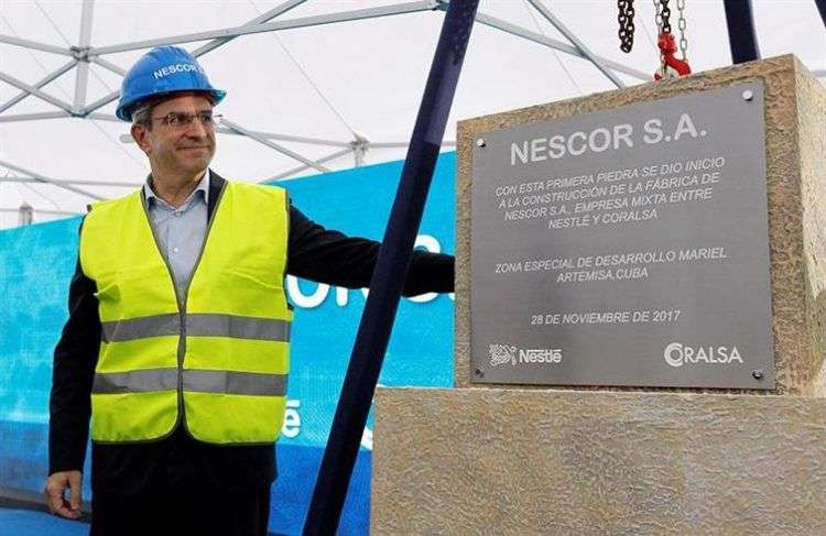 El vicepresidente ejecutivo de Nestlé y CEO para las Américas, Laurent Freixe, en la ceremonia de colocación de la primera piedra de la nueva fabrica en el Mariel. Foto: Ernesto Mastrascusa / EFE.