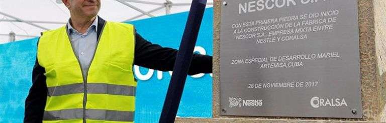 El vicepresidente ejecutivo de Nestlé y CEO para las Américas, Laurent Freixe, en la ceremonia de colocación de la primera piedra de la nueva fabrica en el Mariel. Foto: Ernesto Mastrascusa / EFE.