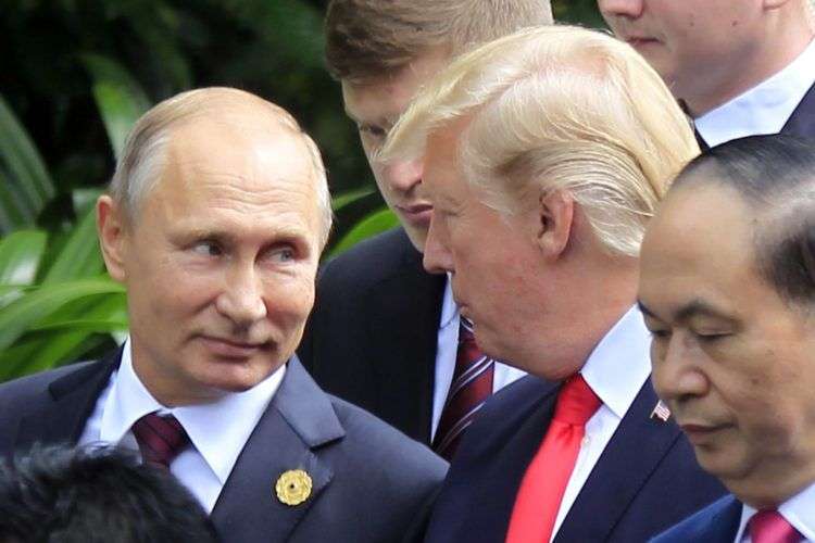 Vladimir Putin y Donald Trump, hablan a su llegada para una foto familiar durante una sesión de la cumbre de la Asociación de Cooperación Económica Asia Pacífico (APEC, por sus siglas en inglés) en Danang, Vietnam. Foto: AP/Hau Dinh.