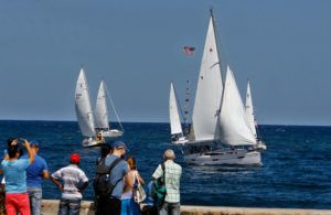 Veleros de Cuba y EE.UU. compitieron este sábado en la segunda edición de la regata “Torreón de la Chorrera”. Foto: EErnesto Mastrascusa / EFE.