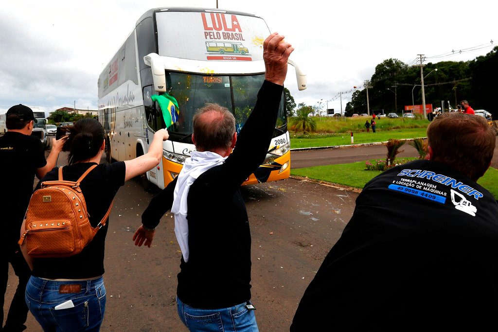 Oponentes de Lula arrojan huevos a su caravana, a su llegada a Sao Miguel do Oeste, en el sur de Brasil, el 18 de marzo pasado. Foto: Eraldo Peres / AP.