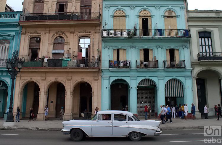 Exterior de varios edificios de la calle Prado, frente al Capitolio de La Habana. Foto: Otmaro Rodríguez.