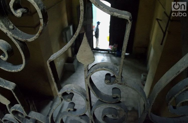 Puerta de entrada del edificio de Prado 657, frente al Capitolio de La Habana. Foto: Otmaro Rodríguez.