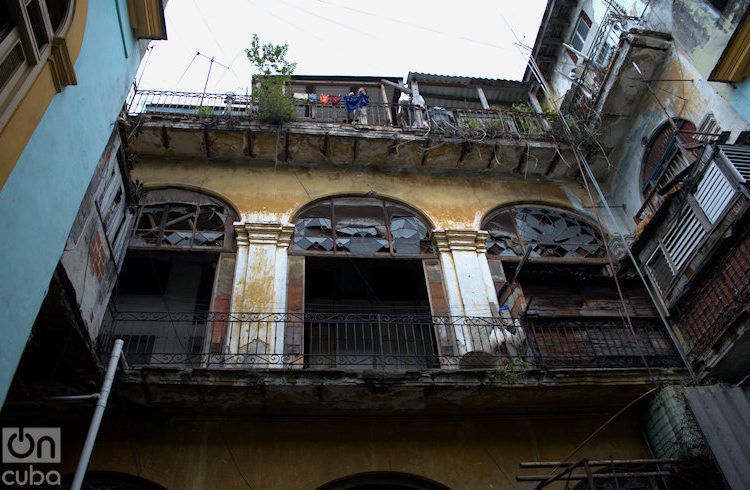 Edificio frente al Capitolio de La Habana. Foto: Otmaro Rodríguez.