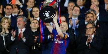 Andrés Iniesta, del Barcelona, levanta la Copa del Rey, tras derrotar al Sevilla en la final. Foto/Francisco Seco.