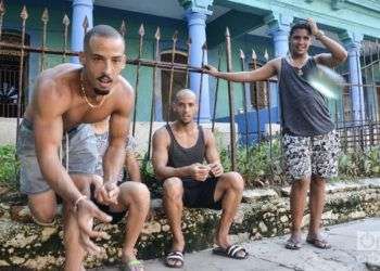 Jugando bolas en alguna esquina de La Habana. Foto: Kaloian.